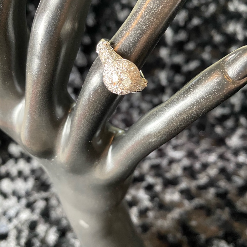 New stunning 14 k white gold diamond ring